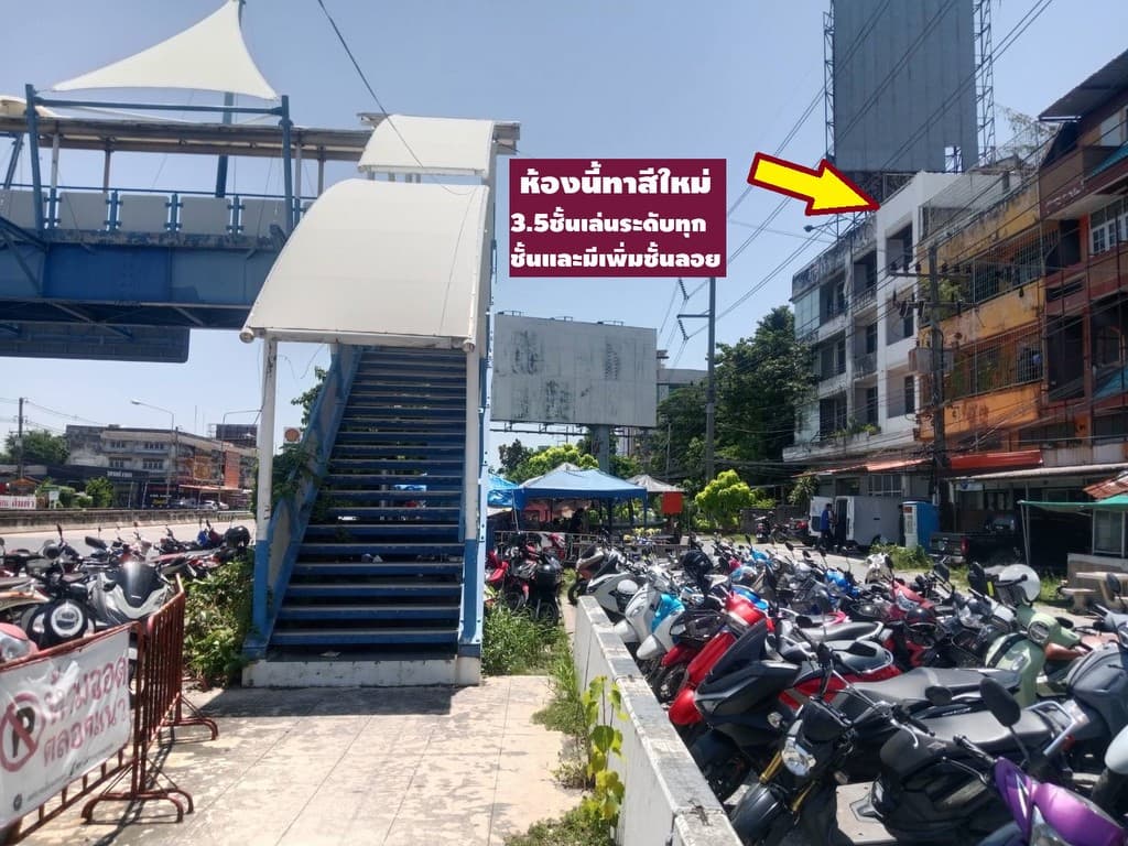 ขายตึกแถวหรืออาคารพาณิชย์ติดถนนใหญ่สุขุมวิท ทำเลเด่นตรงสะพานลอยก่อนเลี้ยวถนนลงหาดบางแสน 4.5 ชั้น เล่