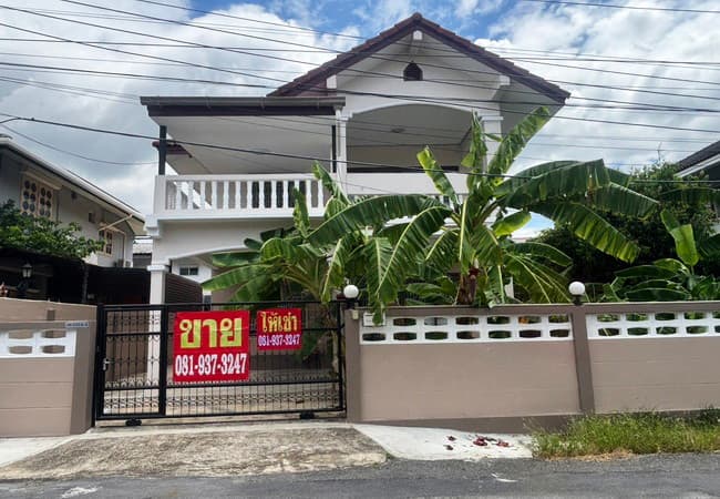 ขายและให้เช่าบ้านเดี่ยว หมู่บ้านเมืองเพชรวิลเลจ ซอยทุ่งมังกร 12 เนื้อที่ 67 ตร.ว. 2 ชั้น 3 นอน 2 น้ำ