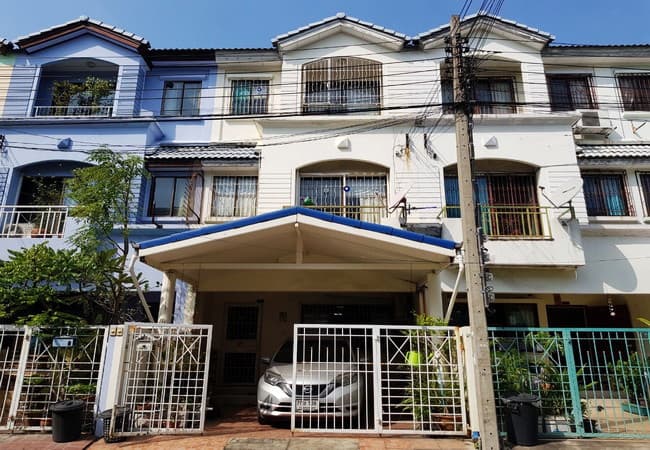 ขายทาวน์เฮ้าส์ หมู่บ้านกลางเมือง พระราม 9 ซอย 43 เนื้อที่ 20 ตร.ว. 3 ชั้น 3 นอน 3 น้ำ