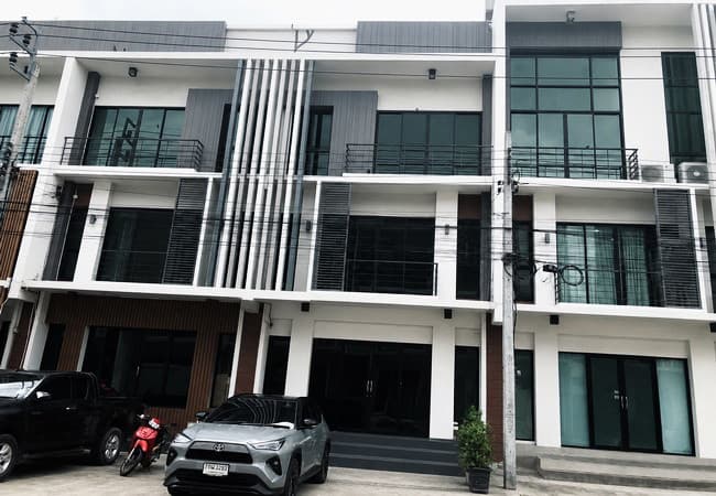 ขายโฮมออฟฟิศ หมู่บ้านซิลค์ทาวน์ สายไหม เนื้อที่ 24 ตร.ว. 3.5 ชั้น 3 นอน 3 น้ำ ทำเลดี