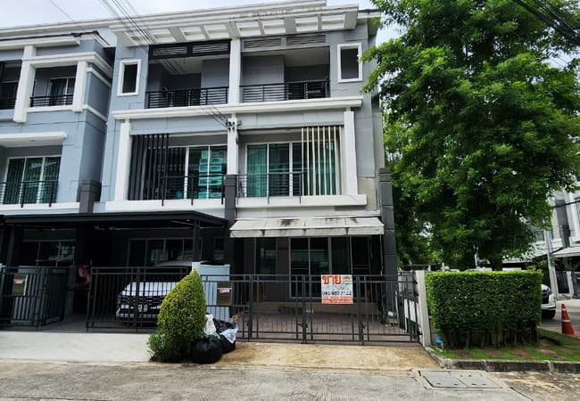 ขายทาวน์เฮ้าส์ หมู่บ้านกลางเมือง พิบูลสงคราม เนื้อที่ 28.3 ตร.ว. 3 ชั้น 3 นอน 3 น้ำ