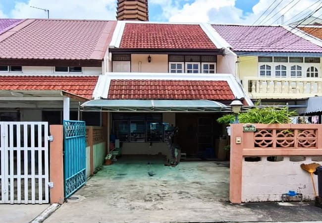 ขายทาวน์เฮ้าส์ หมู่บ้านโอษธิศ 1 โชคชัย 4 ลาดพร้าว กรุงเทพ เนื้อที่ 25 ตร.ว. 2 ชั้น 2 นอน 2 น้ำ