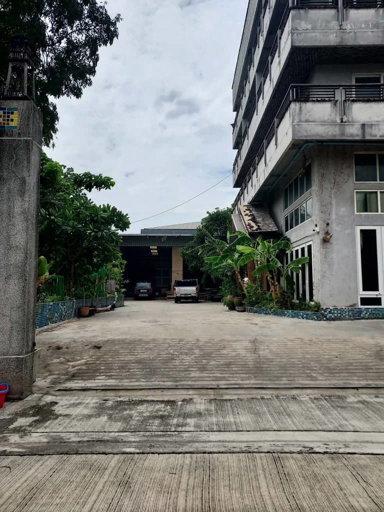 ราคาพิเศษ!! บ้านหลังใหญ่ 4 ชั้น ขนาด 1,440 ตร.ม. เขตประเวศ กทม. ถ.เฉลิมพระเกียรติ ร.9 ซ.48 แยก 8