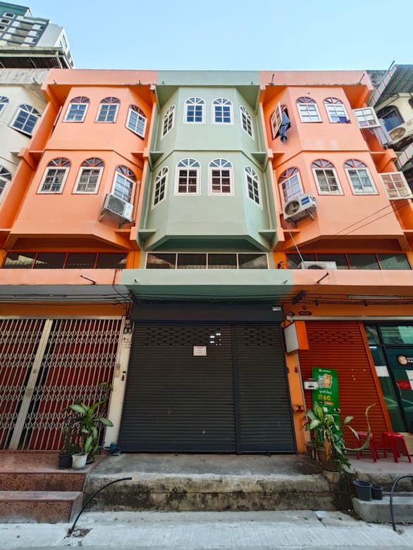 ให้เช่าตึกอาคารพาณิชย์ 3 ชั้นครึ่ง ในซอยบรมราชชนนี17 กรุงเทพ